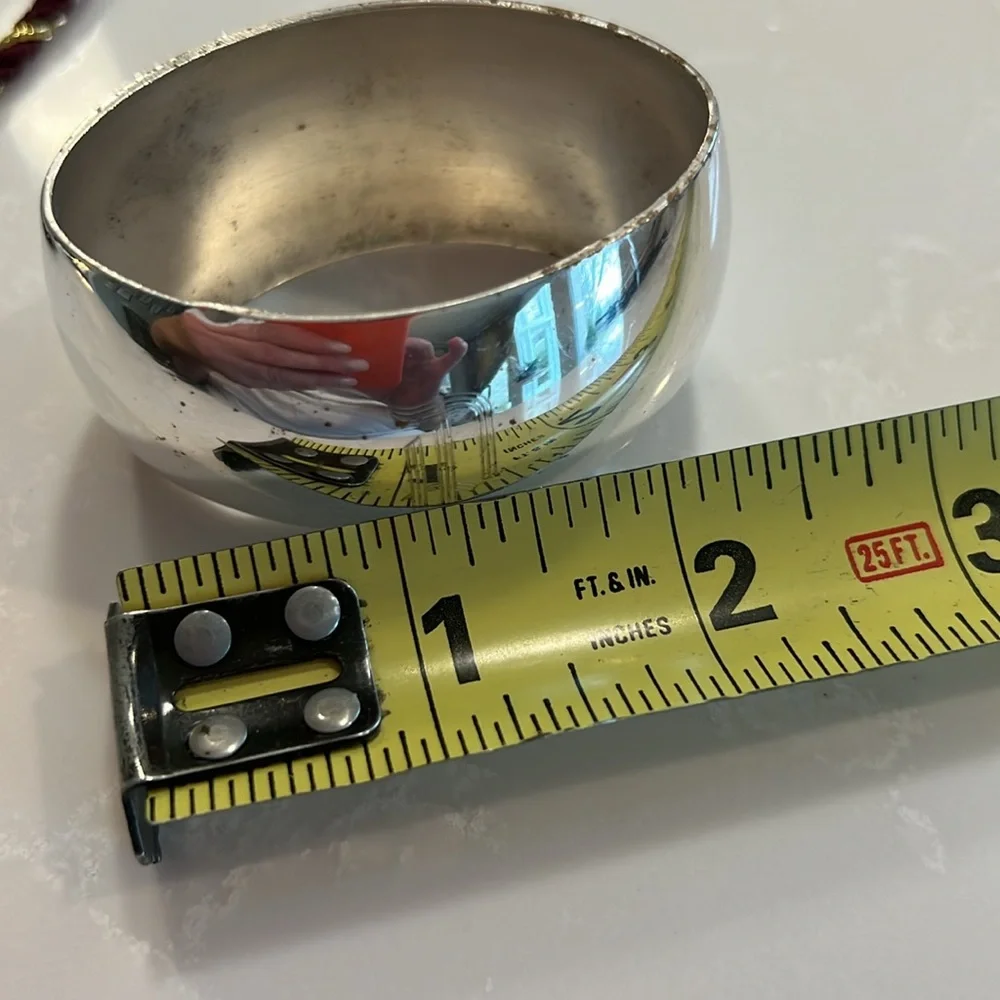 Williams Sonoma oval napkin rings with P monogram center front